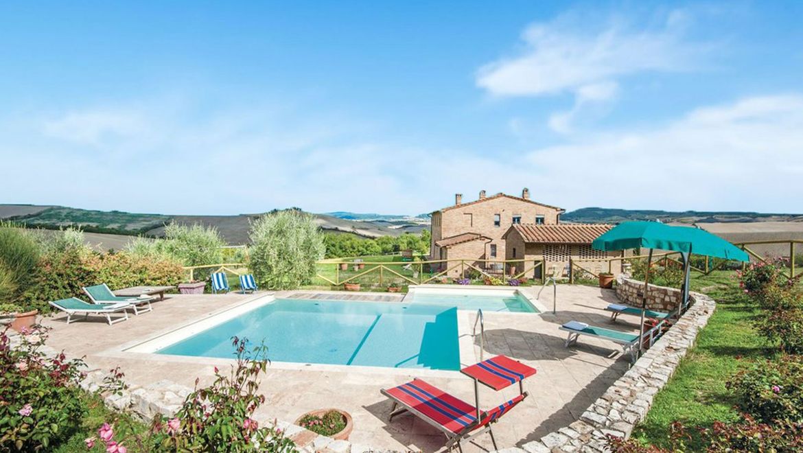 Rolling Hills Italy - Luxury farmhouse with pool for sale in Asciano, Siena.