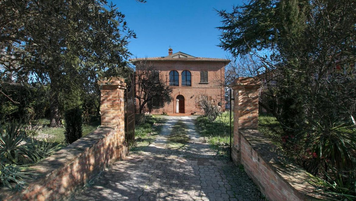 Rolling Hills Italy - Vendesi elegante casale in mattoni di circa 400 mq. disposto su tre livelli e con giardino a Montepulciano, Siena.