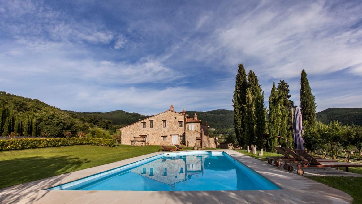 Rolling Hills Italy - Vendesi lussuoso casale con piscina.