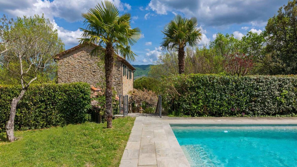 Rolling Hills Italy - Stone house with pool for sale near Cortona.