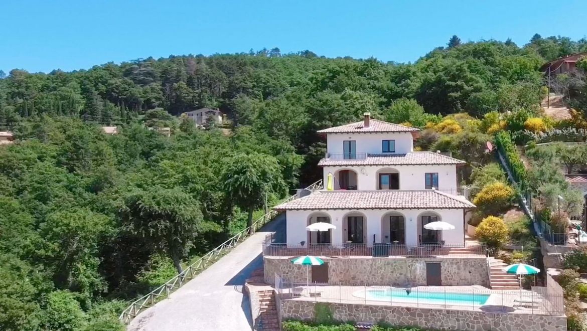 Rolling Hills Italy - For sale exclusive villa with pool and lake view.