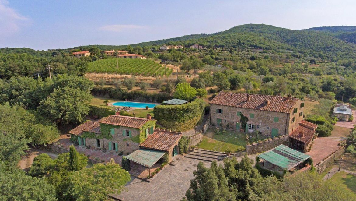 Rolling Hills Italy - Vendesi esclusiva proprietà con piscina nel comune di Arezzo