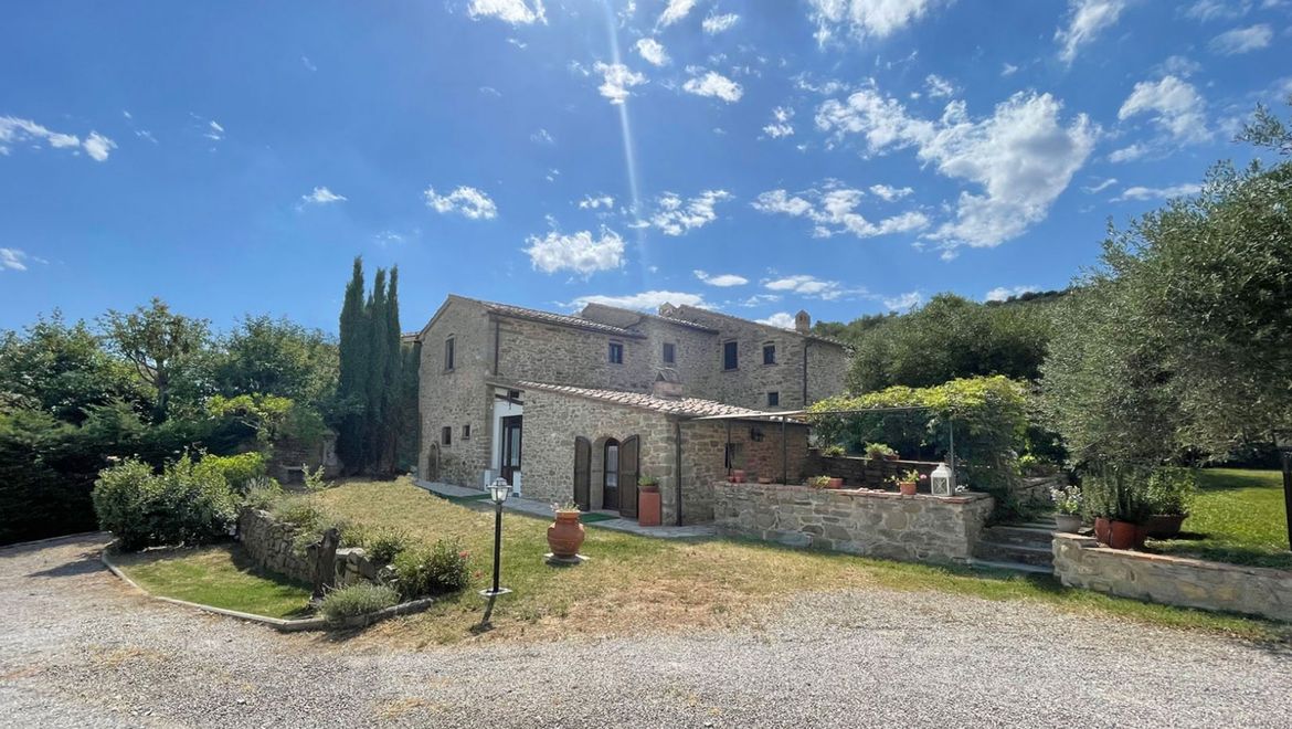 Rolling Hills Italy - Rustic country house with infinity pool in Cortona, Tuscany.