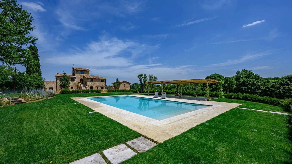 Rolling Hills Italy - Beautiful estate with swimming pool in Tuscany