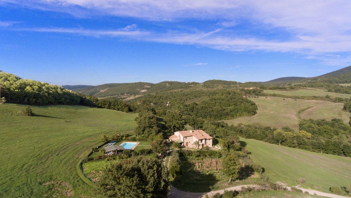 Rolling Hills Italy - Nel comune di Radicofani, vendesi azienda agricola di 377 mq, per un totale di 4 camere e 5 bagni, con piscina e terreno di c.ca 37 ha 