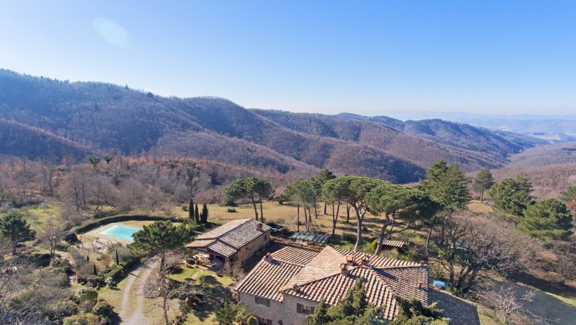 Rolling Hills Italy - Vendesi tipico casale toscano con piscina e vista mozzafiato