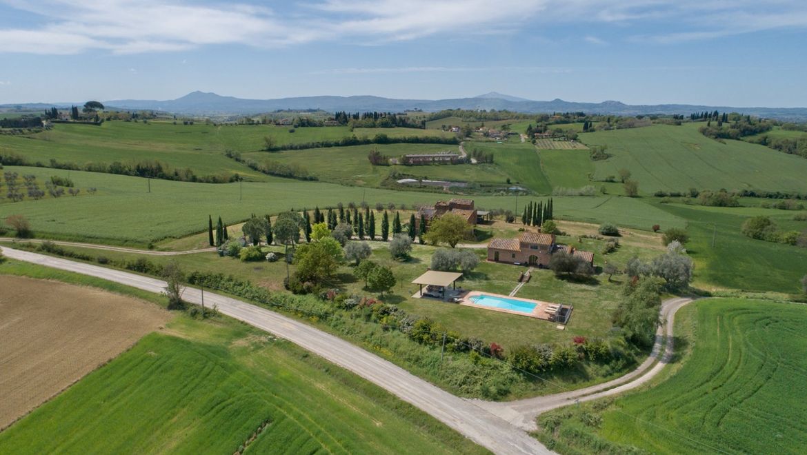 Rolling Hills Italy - Vendesi casale ristrutturato e rudere con piscina a Cortona.