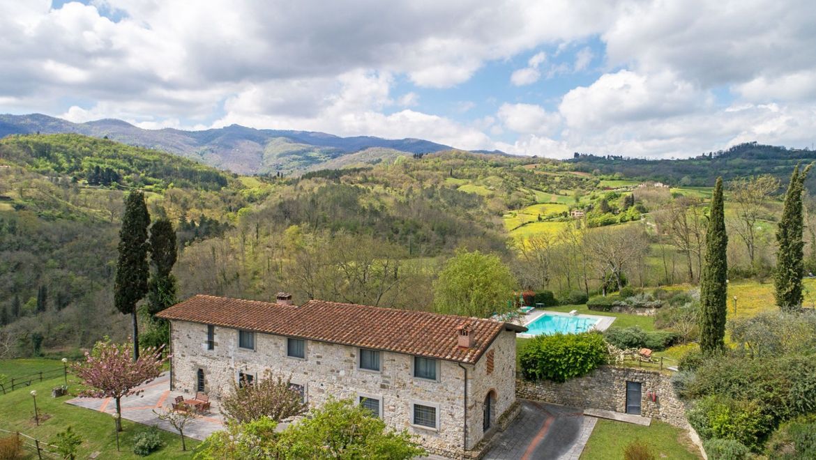 Rolling Hills Italy - Vendesi splendida proprietà con piscina nel Mugello.
