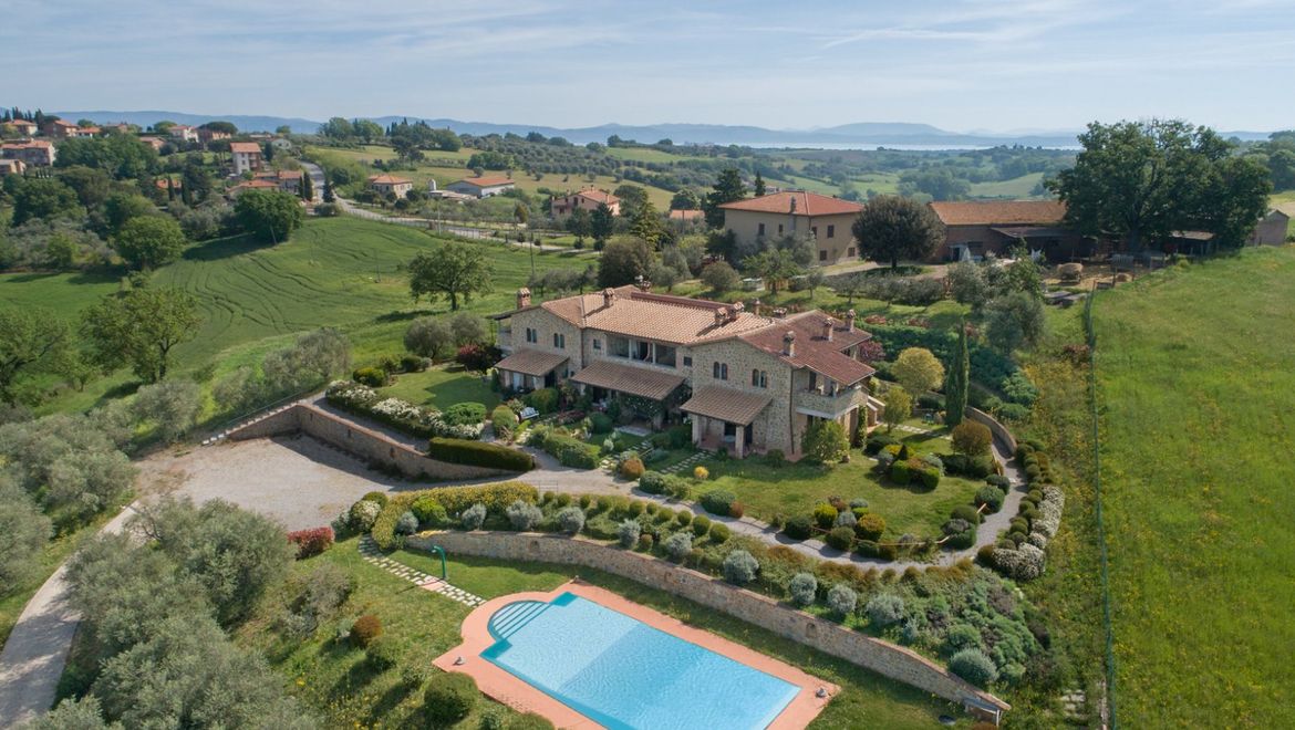 Rolling Hills Italy - Appartment with pool and garden in Castiglione del Lago.