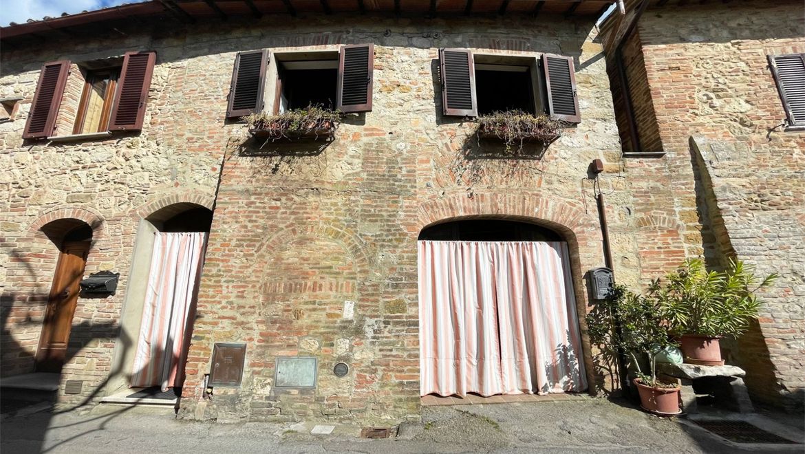 Rolling Hills Italy - Vendesi stupendo appartamento con giardino a Montepulciano