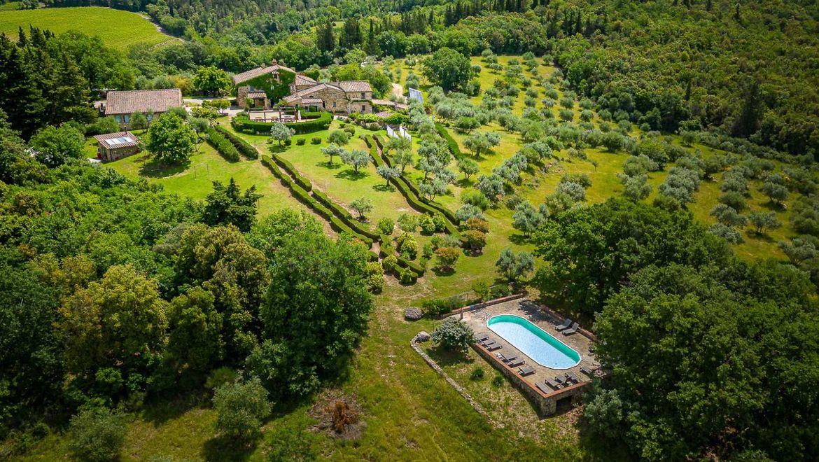 Rolling Hills Italy -  Vendesi tenuta da favola con piscina nel cuore del Chianti.