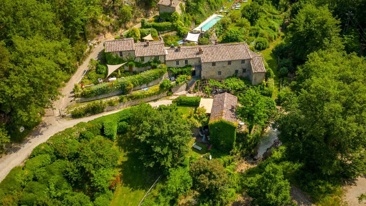 Rolling Hills Italy - Vendesi splendida proprietà con piscina nel Chianti.