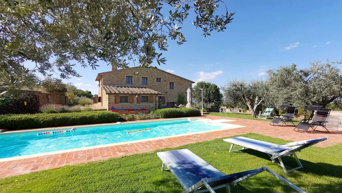 Rolling Hills Italy - Vendesi meravigliosa casa con piscina e terreno in Toscana.