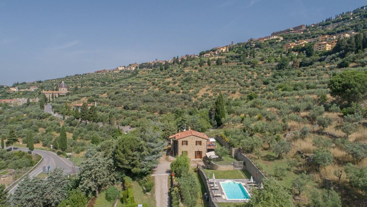 Rolling Hills Italy - Charming stone farmhouse, walking distance from Cortona.