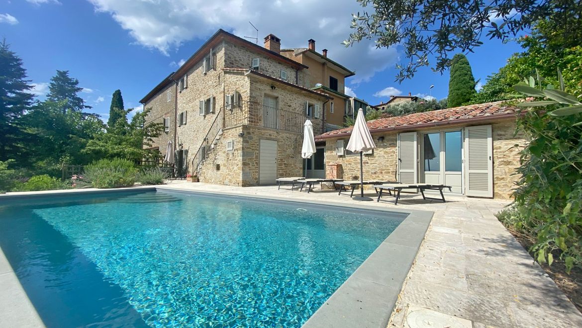 Rolling Hills Italy - Bright portion with pool in Castiglion Fiorentino, Arezzo.