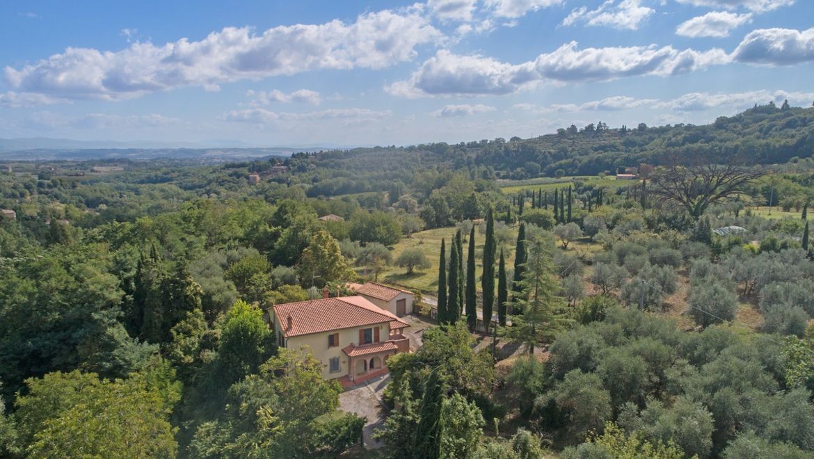 Rolling Hills Italy - Vendesi interessante villa con giardino a Montepulciano.