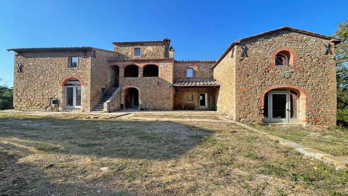 Rolling Hills Italy - Charming unfinished farmhouse near Arezzo.