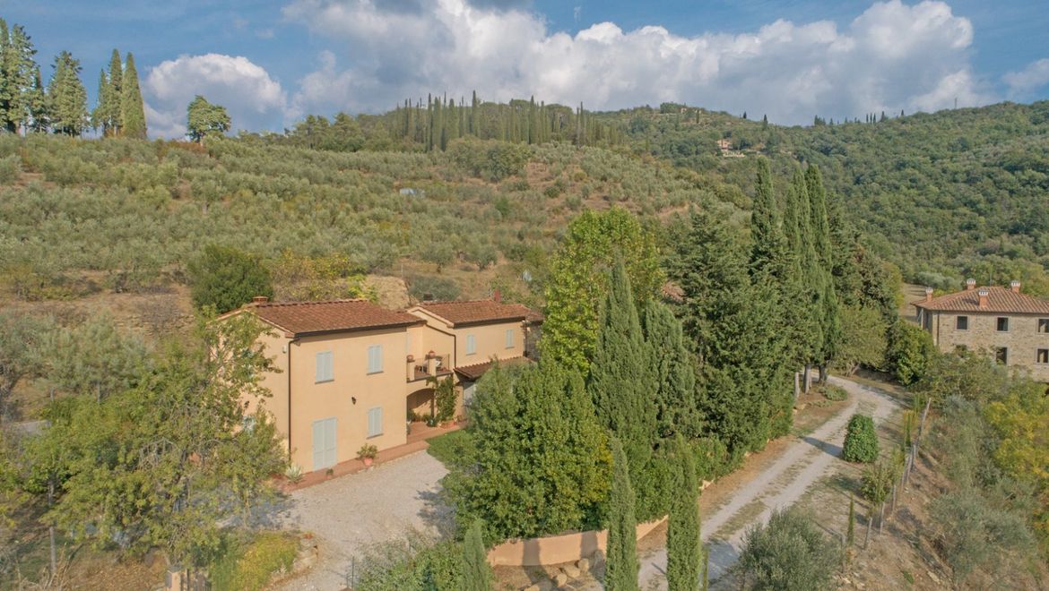 Rolling Hills Italy - Delightful country house for sale in Castiglion Fiorentino.