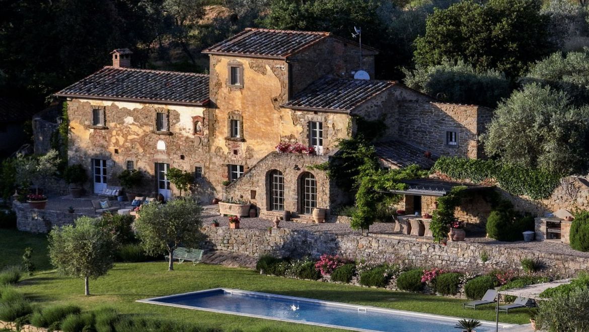 Rolling Hills Italy - Charming historic villa with swimming pool near Cortona. 