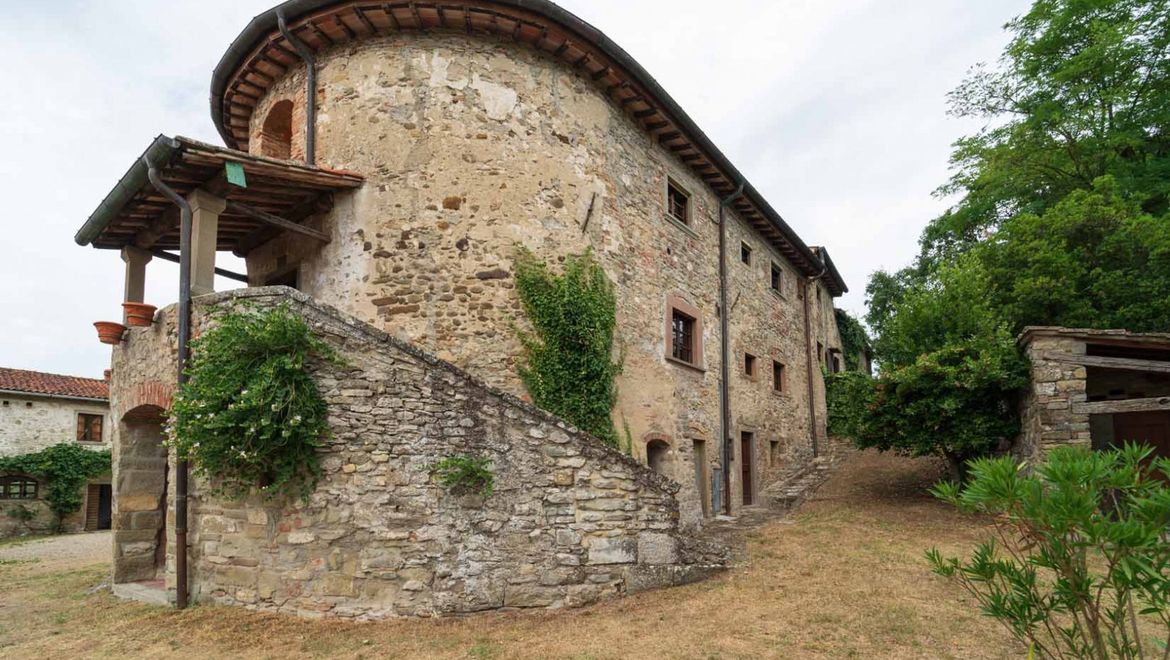 Rolling Hills Italy - Vendesi abbazia del X secolo a Poppi, Arezzo.