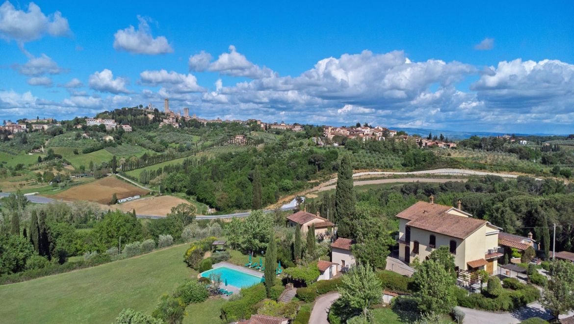 Rolling Hills Italy - Incantevole tenuta con vista mozzafiato su San Gimignano.