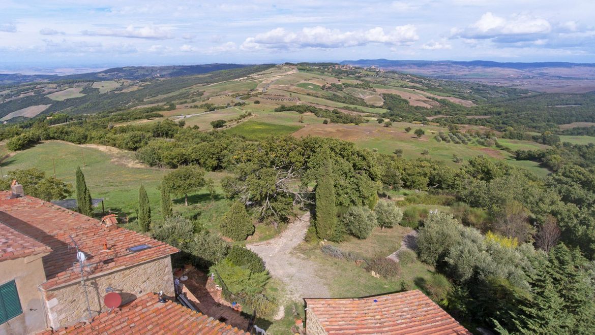 Rolling Hills Italy - Superb townhouse for sale in Val d'Orcia