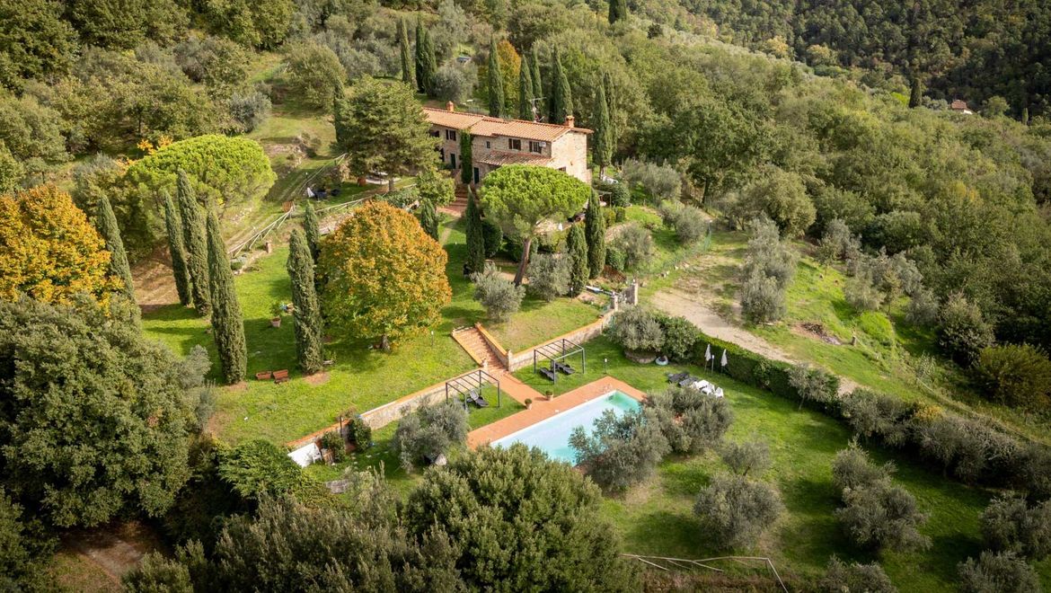 Rolling Hills Italy - Splendido casale con piscina, annesso e uliveto.