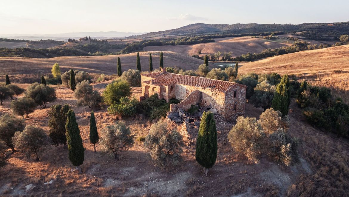 Rolling Hills Italy - Meravigliosa proprietà da ristrutturare nelle Crete Senesi