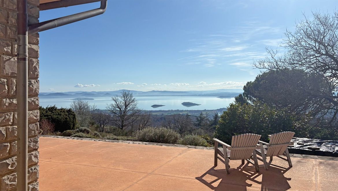 Rolling Hills Italy - Elegant modern villa with pool and panoramic lake view.