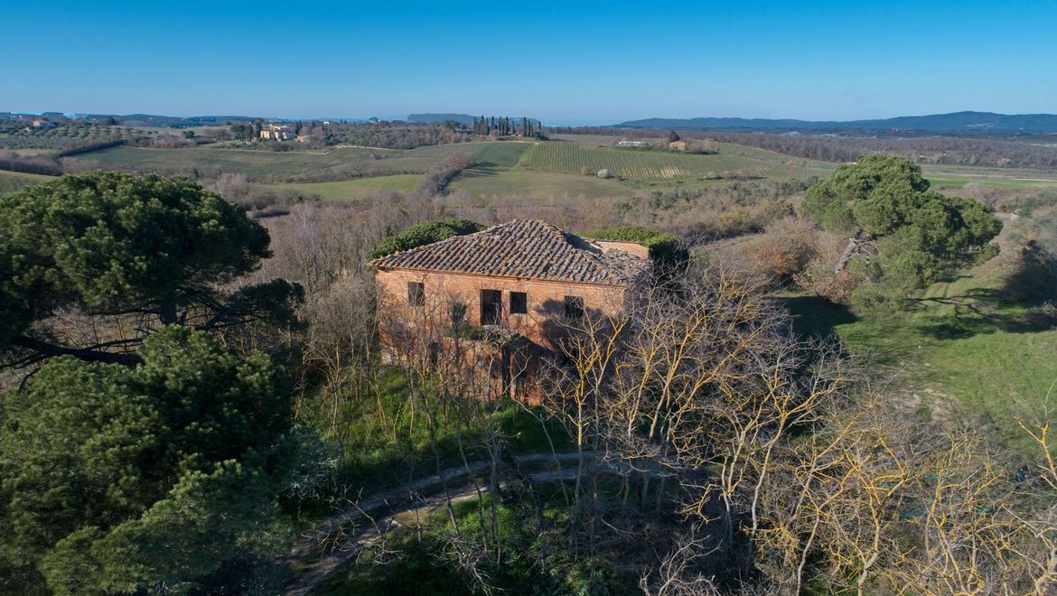 Rolling Hills Italy - Interessante casale da ristrutturare a Montepulciano