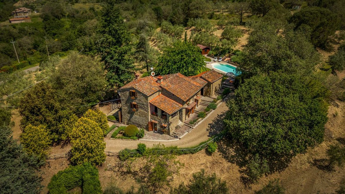 Rolling Hills Italy - Splendido casale con piscina in vendita a Loro Ciuffenna.