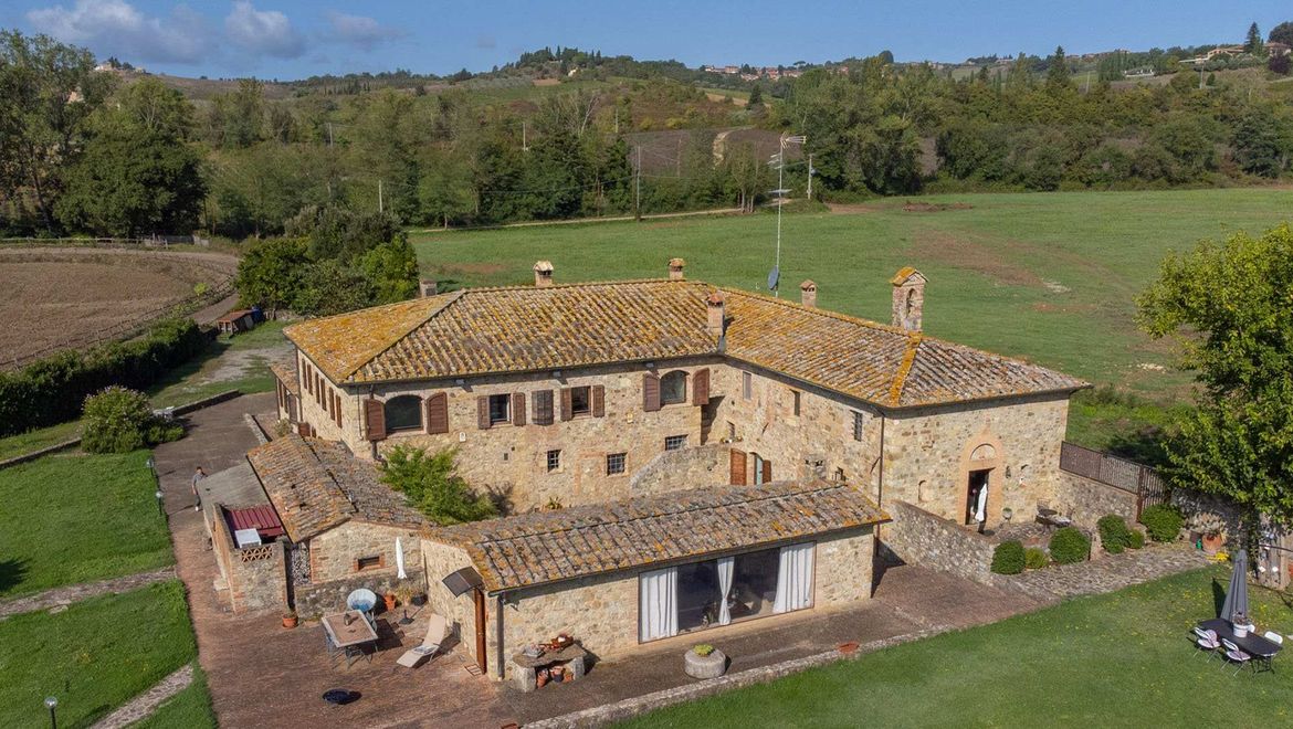 Rolling Hills Italy - Splendido casale con piscina interna vicino Siena.