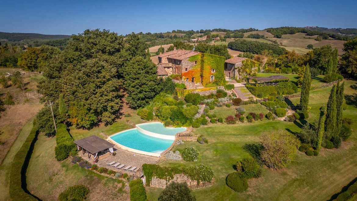 Rolling Hills Italy - Elegante Casale con Piscina e dependance a Chiusdino.