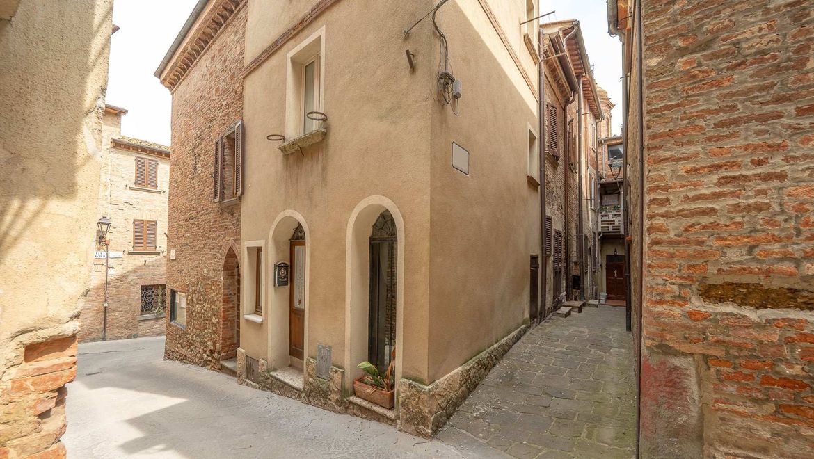 Rolling Hills Italy - Raffinato terratetto nel borgo di Torrita di Siena.