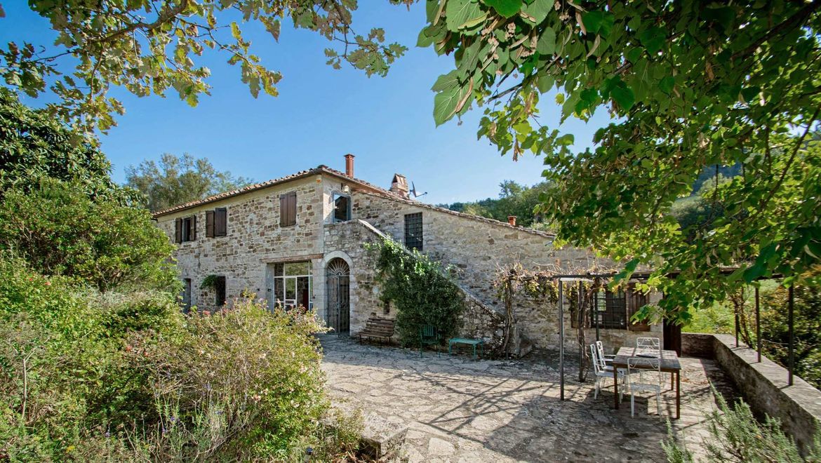 Rolling Hills Italy - Vendesi affascinante casale in pietra a Gaiole in Chianti.